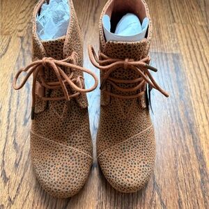 Toms small leopard print women’s wedge boots- NWT